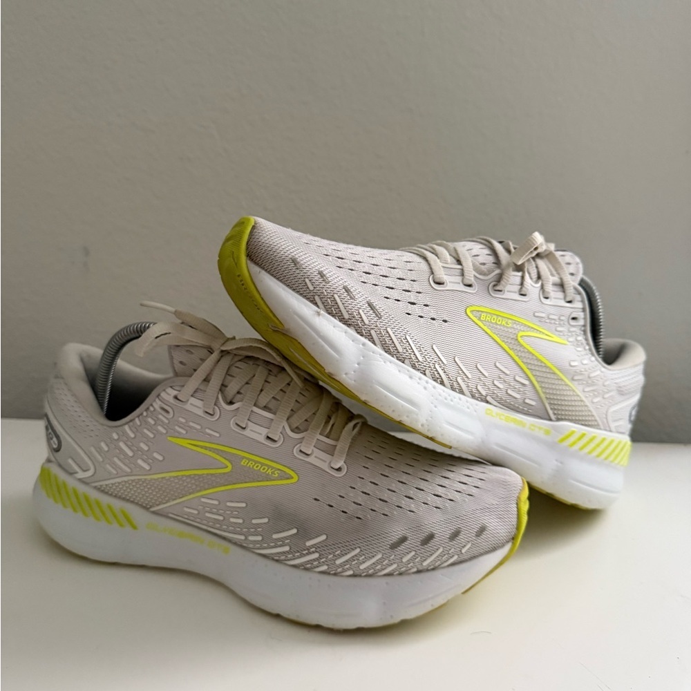 Brooks glycerin 20 size 9.5 mens Cream and Neon Yellow Running Shoes